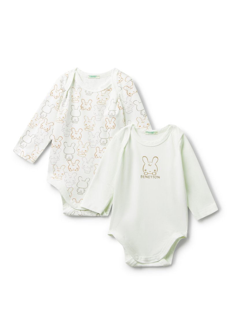 Due body baby a maniche lunghe bianchi, uno con un motivo di faccine di coniglio, l'altro con un'unica faccina di coniglio e il testo "Benetton".