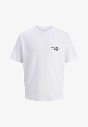 Valge puuvillane t-särk, millel on ümberkaudne kaelus, lühikesed varrukad ja vasakul rinnal väike must tekstilogo "ORIGINALS Studio".