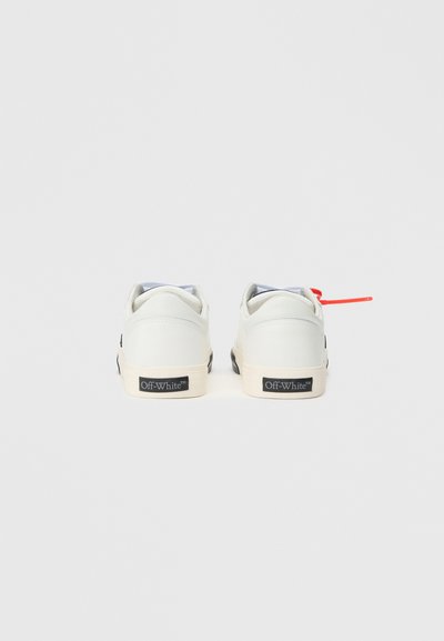 Adidași din piele albă cu un design low-top, talpă neagră și logo-ul Off-White pe toc. Prezintă un detaliu cu etichetă roșie pe spate.