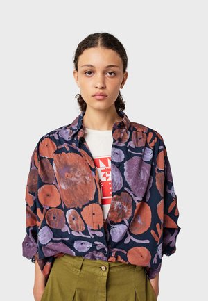 Camicia a maniche lunghe multicolore con sfondo blu navy, caratterizzata da grandi forme astratte di colore rosso-bruno e viola; design con bottoni.