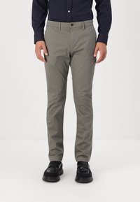 Lichtgrijze chino's van een katoenmix, met een slim fit en platte voorkant, met een knoopsluiting en zijzakken.