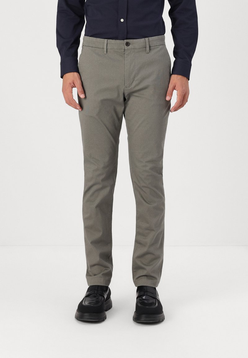 Lichtgrijze chino's van een katoenmix, met een slim fit en platte voorkant, met een knoopsluiting en zijzakken.