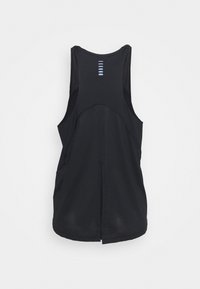 �Černý bezrukávový atletický top s prodyšnou síťovanou texturou, zakřivenými švy a výrazným pruhovaným vzorem na zádech.