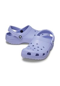 Sabots violets au design léger, dotés de trous de ventilation, d'une sangle arrière et d'une semelle texturée pour une meilleure adhérence. Fabriqués à partir d'un matériau durable et flexible.