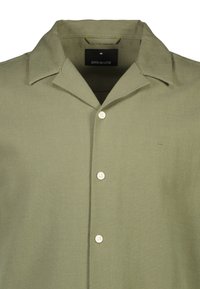 Oliwkowa koszula z guzikiem na całej długości, z kołnierzem typu camp, czterema białymi guzikami i małym haftowanym logo korony po lewej stronie klatki piersiowej.
