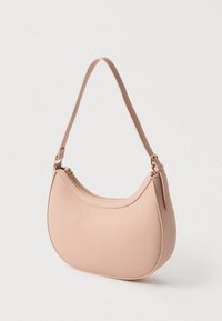 Ροζ δερμάτινη τσάντα ώμου με χρυστό φερμουάρ και ρυθμιζόμενο λουρί σε απλό λευκό φόντο.