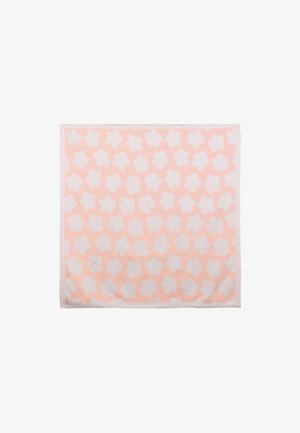 Carré de tissu pêche avec un motif floral blanc, texture douce et bordure blanche. Les fleurs sont espacées de manière uniforme avec un design subtil.