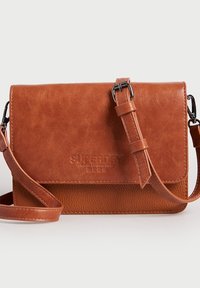 Borsa a tracolla in finta pelle marrone con logo in rilievo, tracolla regolabile, forma rettangolare e dettagli testurizzati nella metà inferiore.