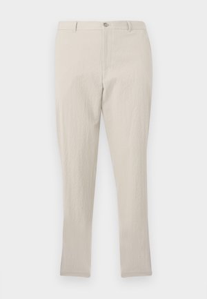 Pantalon droit texturé beige clair avec passants pour ceinture, fermeture à bouton et zip frontal, présenté sur un fond uni.