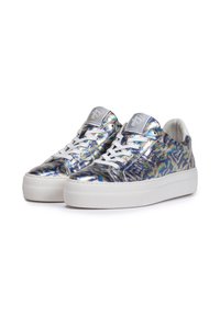 Holografische Sneakers mit strukturierten Oberflächen, weißer Gummisohle und Schnürdesign mit einem grauen Logo auf der Zunge.