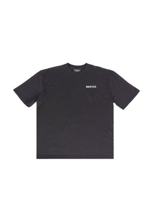 Sort bomulds-T-shirt med korte ærmer, rund hals og "DROPSIZE" logo i hvid tekst på venstre brystområde. Enkel design.