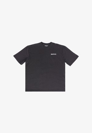 Zwarte katoenen t-shirt met korte mouwen, ronde hals en "DROPSIZE" witte tekstlogo op de linkerkant van de borst. Eenvoudig ontwerp.