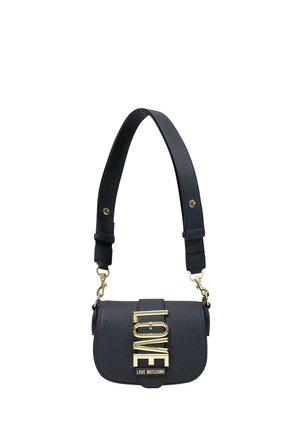 Sort Moschino skuldertaske med bred strop og store guldfarvede "LOVE" bogstaver på frontklappen.