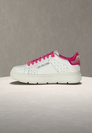 Bílá nízká teniska s růžovými tkaničkami, růžovým detailem na patě, malými vzory srdcí a logem "Love Moschino" na boku.