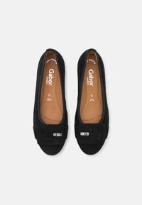 Ballerine in suede nero con accentuazione a fibbia quadrata, fodera interna morbida e design a punta rotonda. Nome del marchio "Gabor" visibile all'interno.