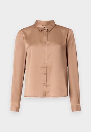 Blouse à manches longues en satin marron clair, présentant un col, un devant à boutons et une coupe ajustée avec un ourlet droit.