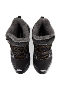 Svarta utomhusstövlar med grå fleecefoder, som har orange snören, texturerat tyg och en slitstark gummisul. Märkbart märke på tungan.