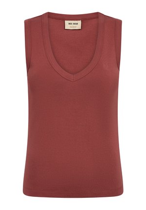 Débardeur sans manches couleur rouille avec encolure en V, logo minimaliste brodé sur le côté gauche de la poitrine et étiquette de la marque Mos Mosh à l'intérieur du col.