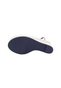 Beige espadrilové sandály s texturovanou námořnickou podrážkou, s tkaným svrškem a štíhlou stříbrnou sponou. Flatform design pro větší výšku.