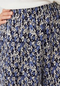 Damart ÈME PLISSÉE - Broek - Blue Floral