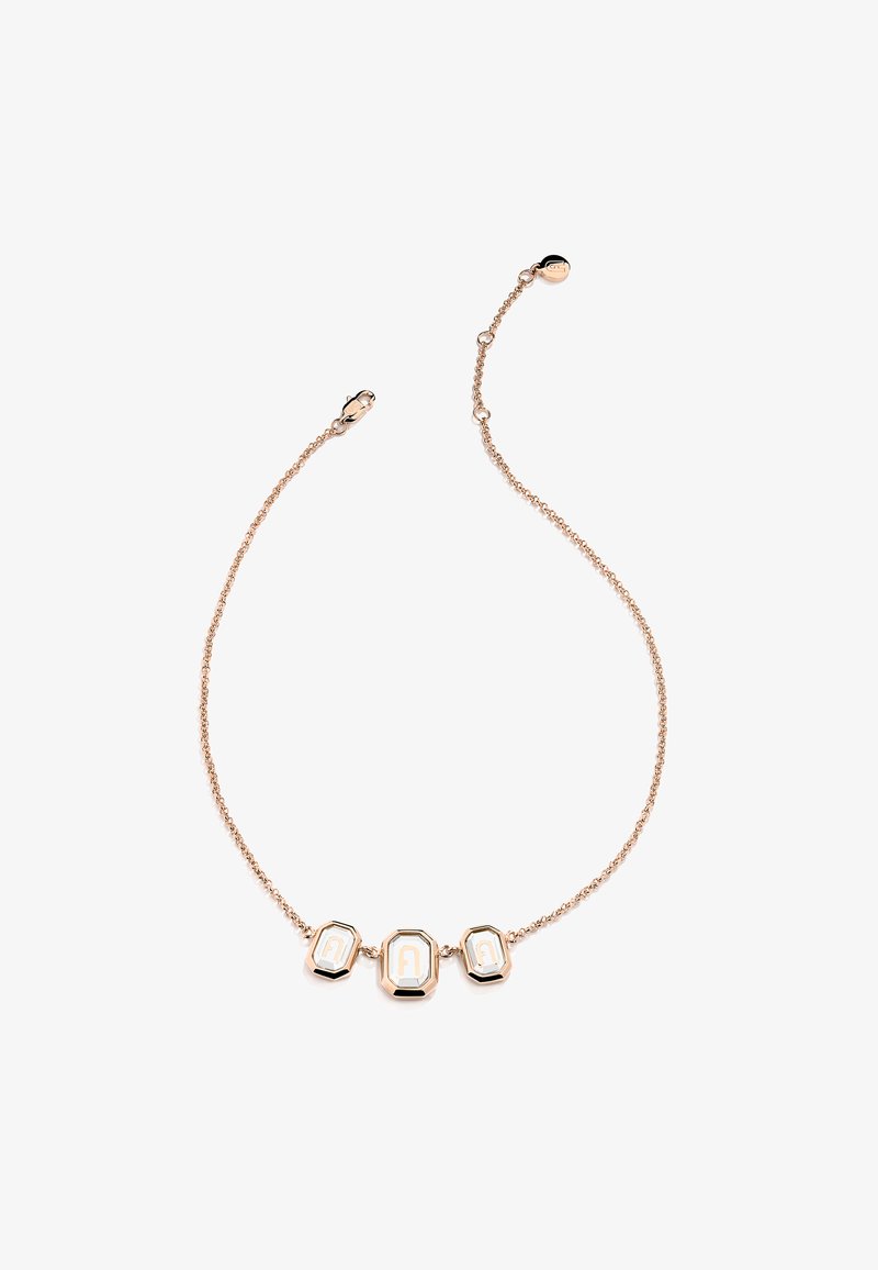 Īsa ķēdes kaklarota ar trim astoņstūra piekariņiem zeltainajā metalizētajā krāsā, ar baltām ielaidēm un smalku saistītiem posmiem.