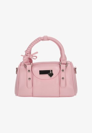 Rózsaszín kézitáska sima műbőrből, strukturált formával, fonott fogantyúval, ezüst színű fém alkatrészekkel és szív alakú medál díszítéssel.