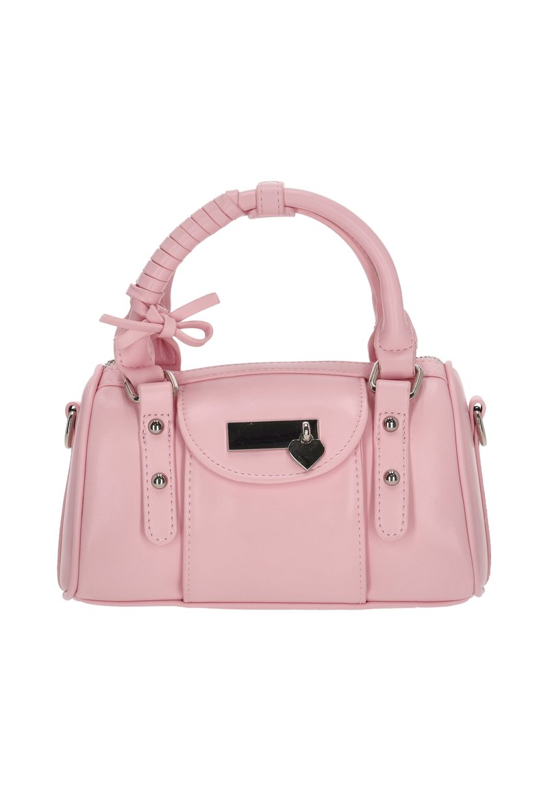 Lyserød håndtaske lavet af glat syntetisk læder med en struktureret form, der har et flettet håndtag, sølvfarvet hardware og en hjerteformet charm-detalje.