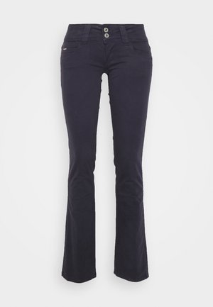 Dunkel marineblaue Damen-Bootcut-Hose mit Doppelknopfverschluss und vorderen Taschen auf schlichtem hellem Hintergrund.