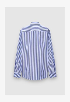 Camicia a maniche lunghe con righe verticali blu e bianche. Presenta un colletto classico e polsini con bottoni. Materiale in cotone con una texture liscia.