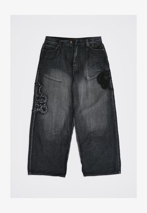 Melnas platām kāju džinsa bikses ar izbalējušu mazgājumu un izšūtiem ziedu aplikācijām augšstilbos, priekšpusē aizpogojamas un piecām kabatām.