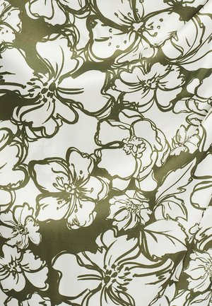 Cvjetna tkanina s bijelom pozadinom i odvažnim maslinastozelenim crtežima cvjetova, naglašavajući konture i detalje latica.