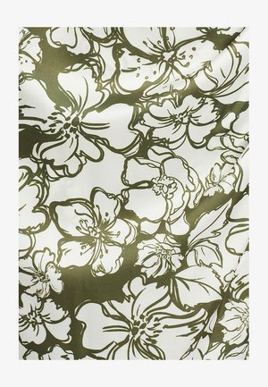 Cvjetna tkanina s bijelom pozadinom i odvažnim maslinastozelenim crtežima cvjetova, naglašavajući konture i detalje latica.