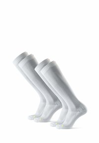 Witte kniehoge sokken met ribbelstructuur, versterkte hiel en teen, en reflecterende gele accenten op de tenen. Drie paar naast elkaar weergegeven.