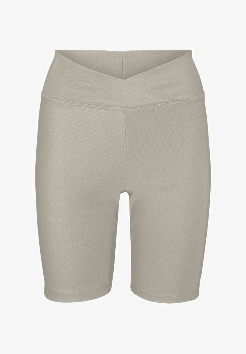 Short cycliste gris clair taille haute avec une large ceinture croisée et une coupe à hauteur de genou.