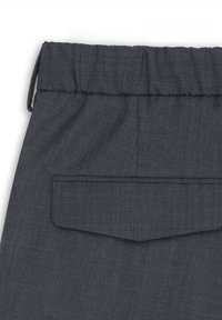 Ciemnoszare spodnie materiałowe z elastycznym pasem i jedną tylną kieszenią z prostą klapką. Gładka tekstura i prosty design.