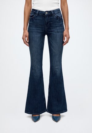 Gina Tricot, ULTRA FLARE JEANS - Jean bootcut - classic blue