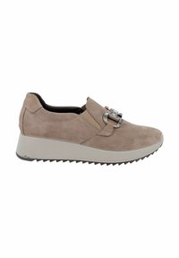 Scarpe in suede beige con punta arrotondata, una leggera soletta a cuneo e una fibbia decorativa in argento sul lato. Parte superiore testurizzata e pannelli elasticizzati.