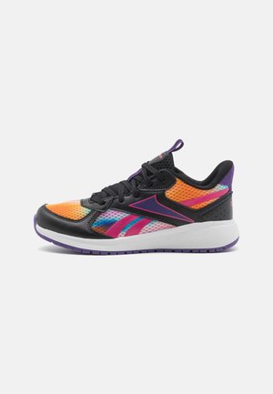 Chaussure de sport noire avec une tige en mesh ornée d'accents orange, rose et violet. Elle possède une semelle intermédiaire blanche et une semelle extérieure violette.