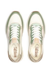 Las zapatillas presentan una mezcla de cuero blanco y acentos verdes, con una forma redondeada, cordones blancos y una suela texturizada color beige.
