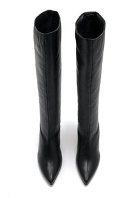 Botas de cuero negras hasta la rodilla con punta afilada y diseño arrugado. Textura suave y construcción sin costuras sin hardware visible.