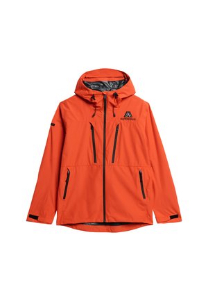 Chaqueta impermeable naranja con capucha, cierre frontal con cremallera, dos bolsillos en el pecho y detalles en negro. Presenta un forro interior texturizado.