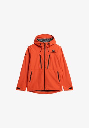 Oranje waterdichte jas met een capuchon, rits aan de voorkant, twee borstzakken en zwarte accenten. Heeft een textuur in de binnenvoering.