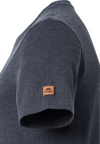Camiseta de manga corta de color gris oscuro, hecha de una tela suave, con un pequeño parche de logo de cuero marrón en la manga. Diseño simple y funcional.