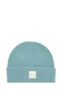 Beanie lavorato a maglia in morbido tessuto azzurro chiaro con una texture a coste. Presenta un risvolto e una piccola etichetta bianca con dettagli del logo.