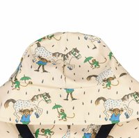 Regenhut aus leicht beigem Stoff mit bunten Illustrationen von Pferden, Kindern und Regenschirmen. Mit schickem Schirm und verstellbaren Trägern.