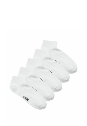 Cinco pares de calcetines tobilleros blancos con "JJ REBEL" impreso cerca de los dedos, dispuestos en una fila escalonada sobre un fondo blanco.