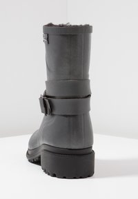 Grijze leren enkellaars met een gestructureerde afwerking, ronde vorm, gespsdetail en een stevige zwarte rubberen zool.