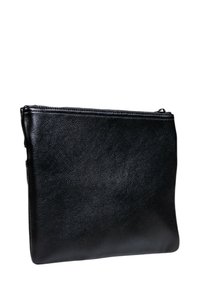 Clutch bag in pelle nera con superficie testurizzata, forma rettangolare e chiusura a zip superiore. Design elegante e minimalista.