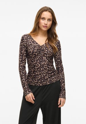 Langemouwen luipaardprint top in bruin en crème, met een V-hals en geplooid detail aan de voorkant, gemaakt van zachte, rekbare stof.
