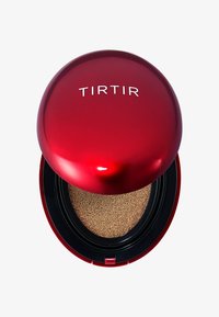 Punainen pyöreä kompakti kiiltävällä pinnalla, jossa valkoisin kirjaimin sana "TIRTIR". Sisällä näkyy pehmeä sieni-applikaattori.